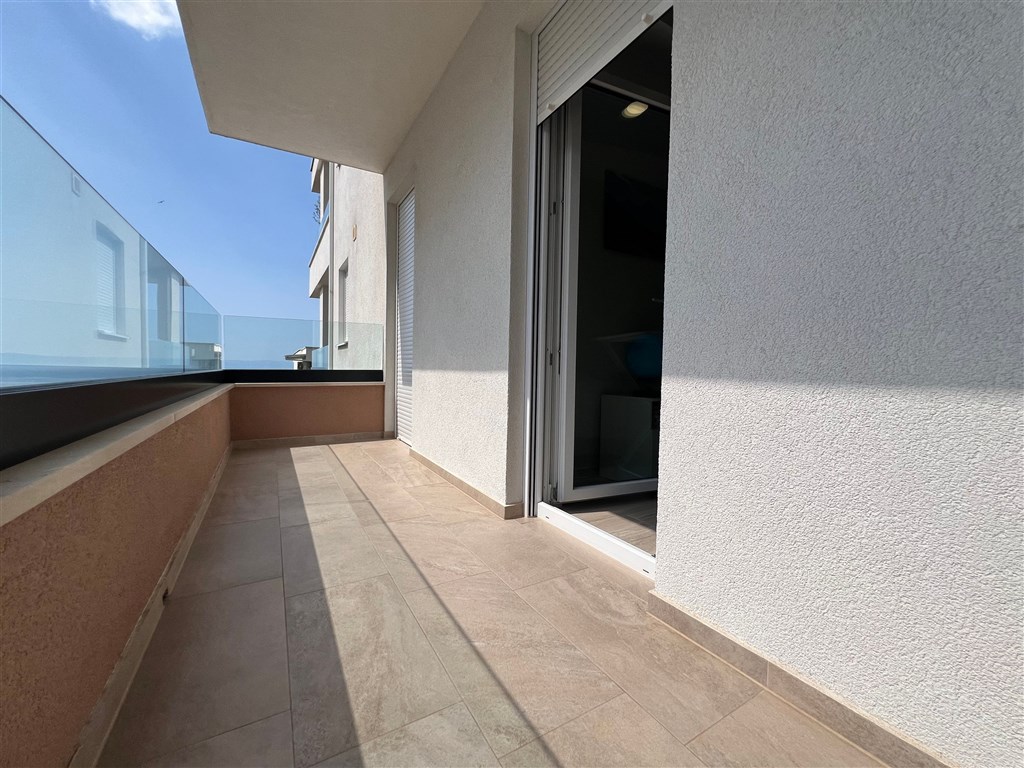 na-prodej-krasny-a-prostorny-apartman-se-3-loznicemi-s-garazovym-stanim-a-castecnym-vyhledem-na-more-makarska-chorvatsko
