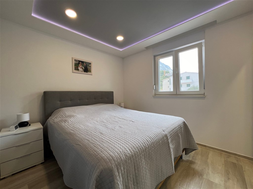 na-prodej-krasny-a-prostorny-apartman-se-3-loznicemi-s-garazovym-stanim-a-castecnym-vyhledem-na-more-makarska-chorvatsko