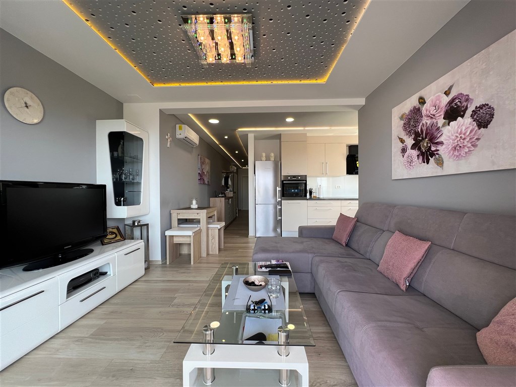 na-prodej-krasny-a-prostorny-apartman-se-3-loznicemi-s-garazovym-stanim-a-castecnym-vyhledem-na-more-makarska-chorvatsko