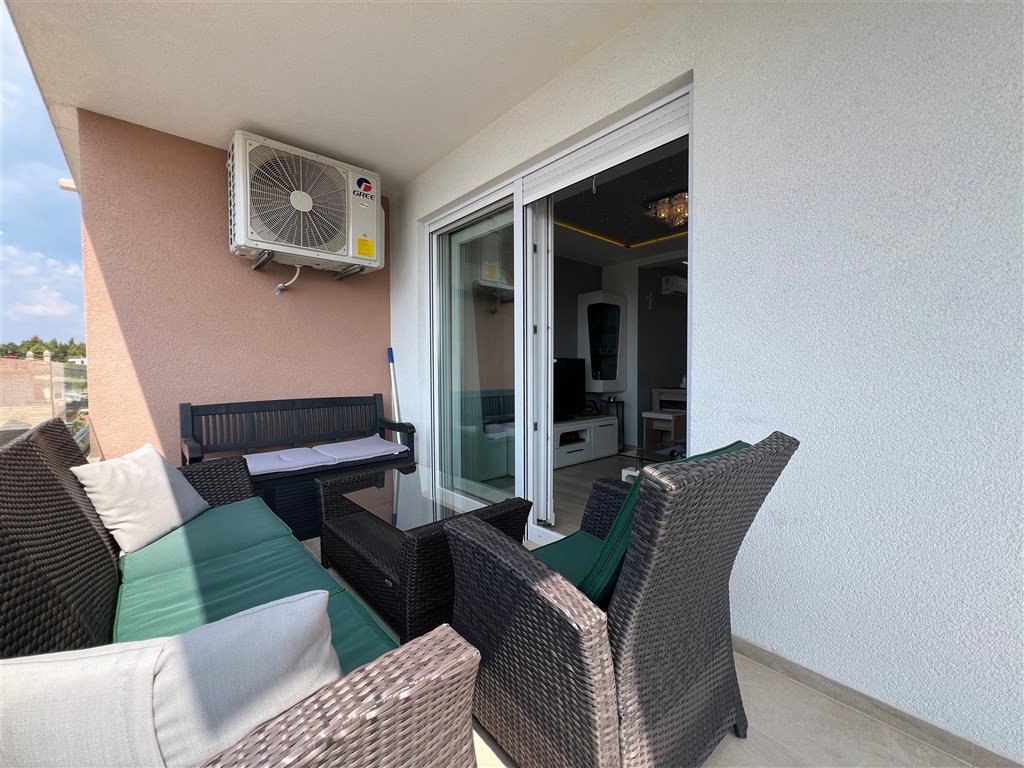 na-prodej-krasny-a-prostorny-apartman-se-3-loznicemi-s-garazovym-stanim-a-castecnym-vyhledem-na-more-makarska-chorvatsko