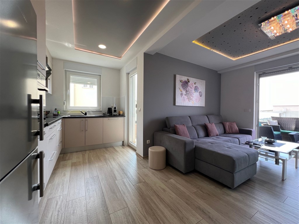 na-prodej-krasny-a-prostorny-apartman-se-3-loznicemi-s-garazovym-stanim-a-castecnym-vyhledem-na-more-makarska-chorvatsko