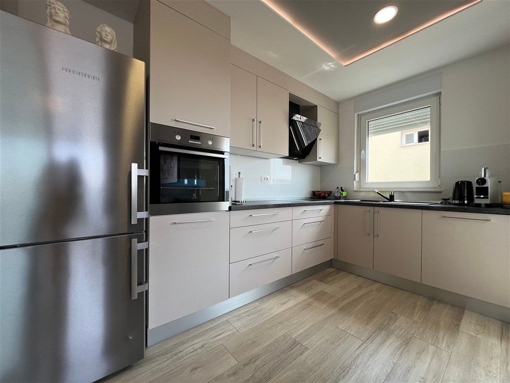 na-prodej-krasny-a-prostorny-apartman-se-3-loznicemi-s-garazovym-stanim-a-castecnym-vyhledem-na-more-makarska-chorvatsko
