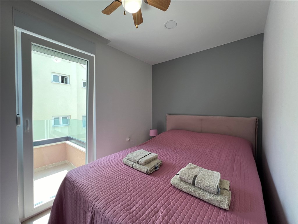 na-prodej-krasny-a-prostorny-apartman-se-3-loznicemi-s-garazovym-stanim-a-castecnym-vyhledem-na-more-makarska-chorvatsko