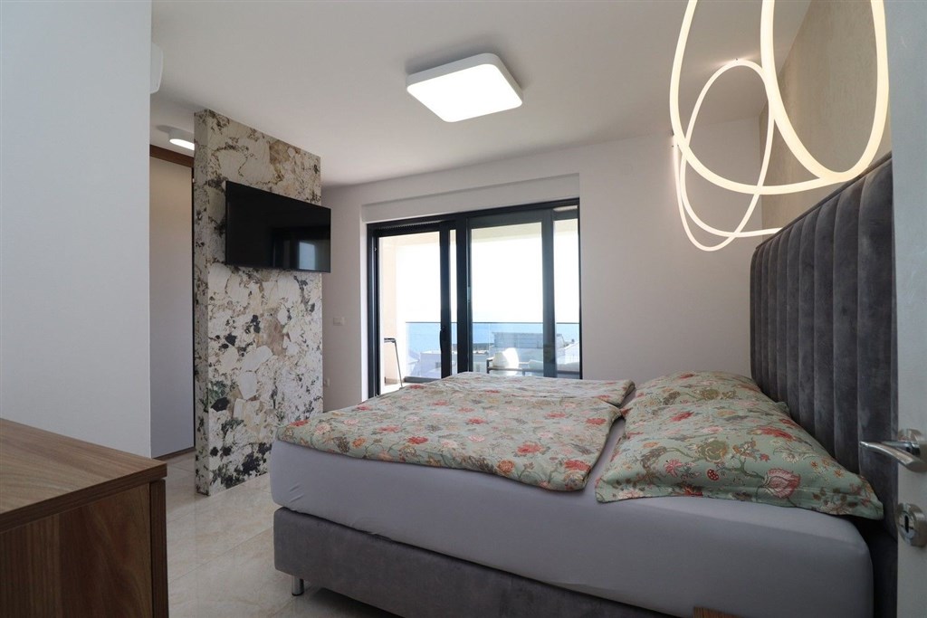 na-prodej-luxusni-apartman-se-2-loznicemi-s-vyhledem-na-more-a-v-blizkosti-plaze-zecevo-rogozicko-chorvatsko