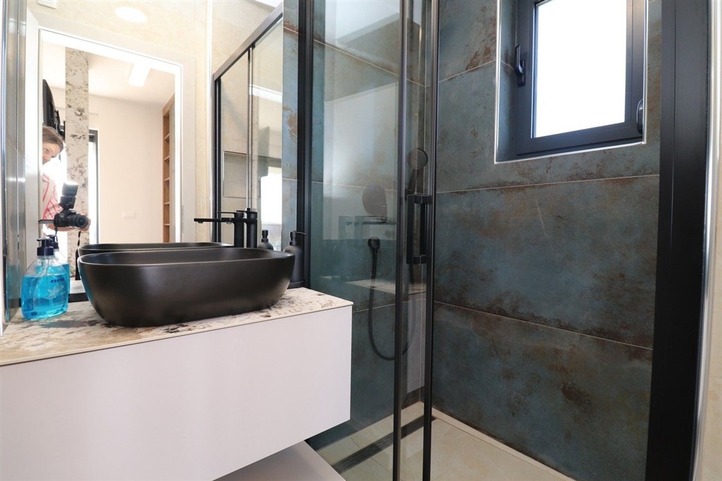 na-prodej-luxusni-apartman-se-2-loznicemi-s-vyhledem-na-more-a-v-blizkosti-plaze-zecevo-rogozicko-chorvatsko