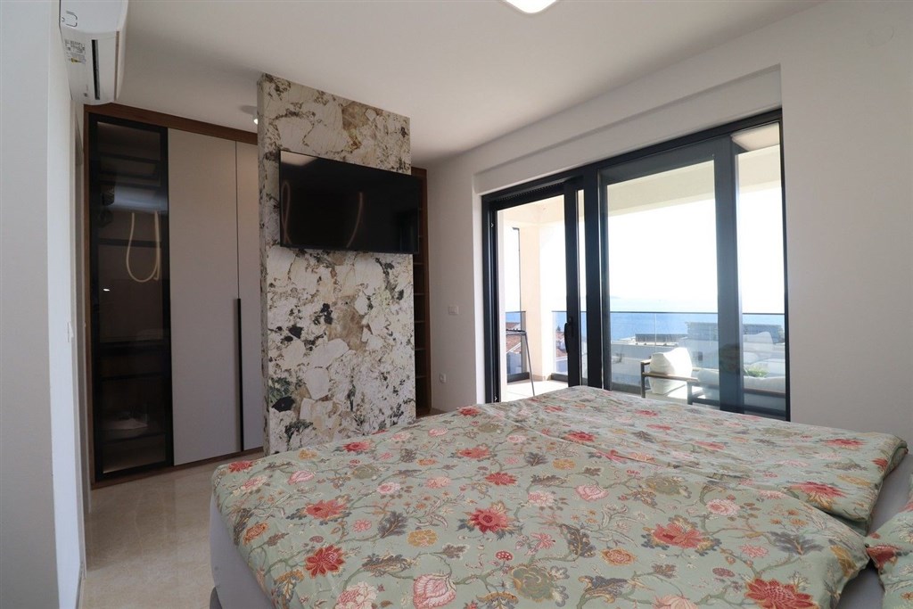 na-prodej-luxusni-apartman-se-2-loznicemi-s-vyhledem-na-more-a-v-blizkosti-plaze-zecevo-rogozicko-chorvatsko