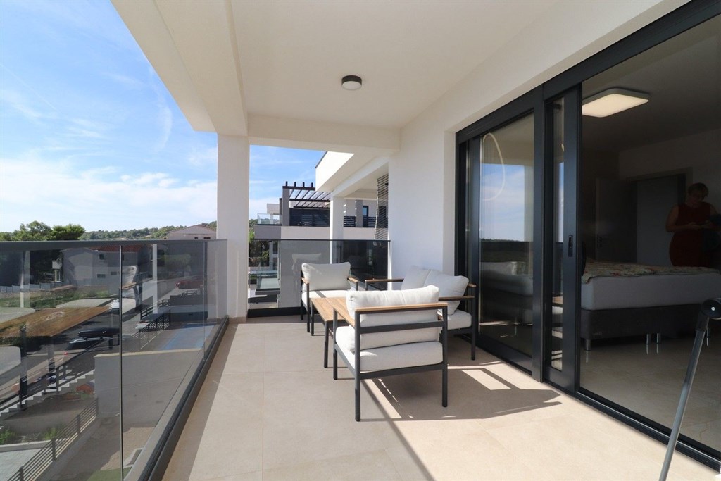 na-prodej-luxusni-apartman-se-2-loznicemi-s-vyhledem-na-more-a-v-blizkosti-plaze-zecevo-rogozicko-chorvatsko