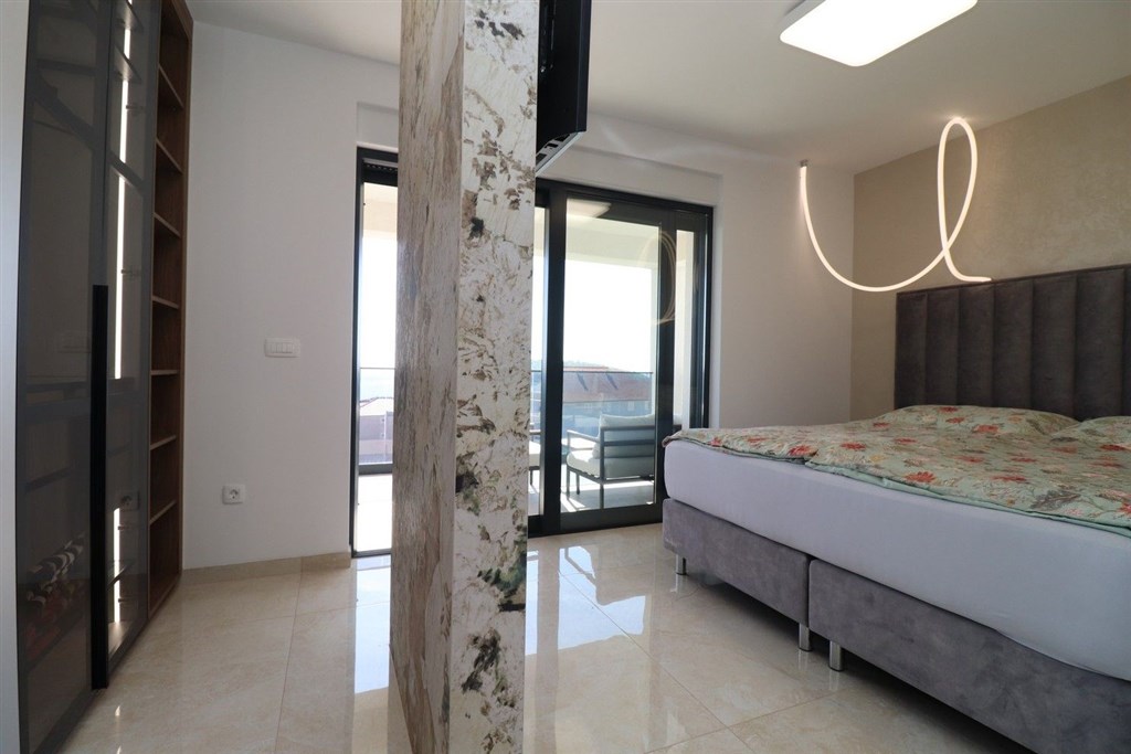 na-prodej-luxusni-apartman-se-2-loznicemi-s-vyhledem-na-more-a-v-blizkosti-plaze-zecevo-rogozicko-chorvatsko