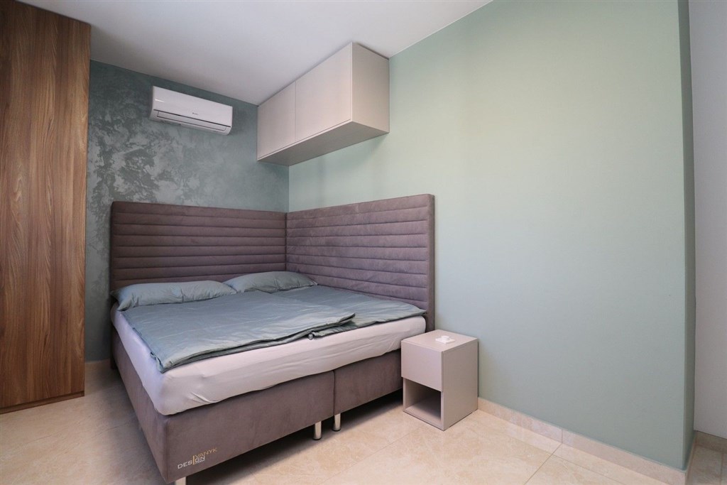 na-prodej-luxusni-apartman-se-2-loznicemi-s-vyhledem-na-more-a-v-blizkosti-plaze-zecevo-rogozicko-chorvatsko