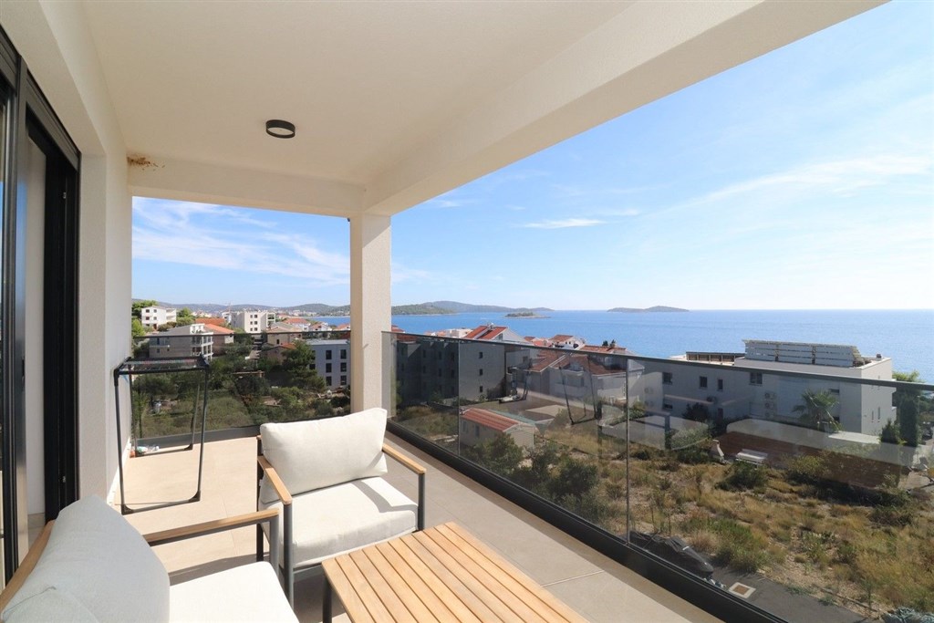 na-prodej-luxusni-apartman-se-2-loznicemi-s-vyhledem-na-more-a-v-blizkosti-plaze-zecevo-rogozicko-chorvatsko