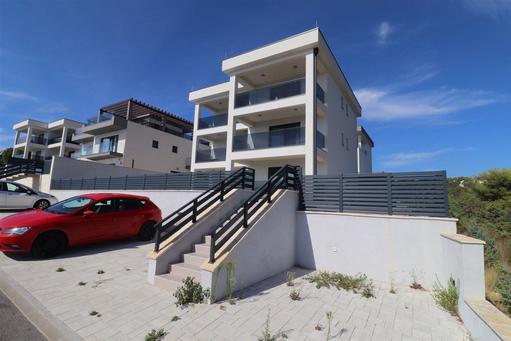 na-prodej-luxusni-apartman-se-2-loznicemi-s-vyhledem-na-more-a-v-blizkosti-plaze-zecevo-rogozicko-chorvatsko