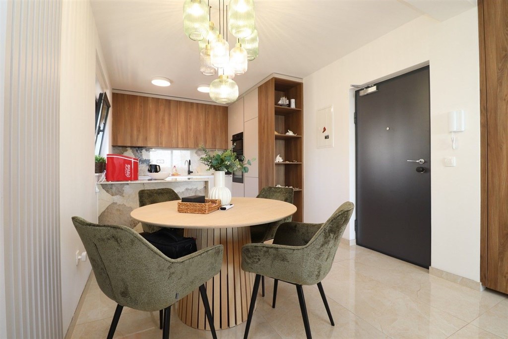 na-prodej-luxusni-apartman-se-2-loznicemi-s-vyhledem-na-more-a-v-blizkosti-plaze-zecevo-rogozicko-chorvatsko