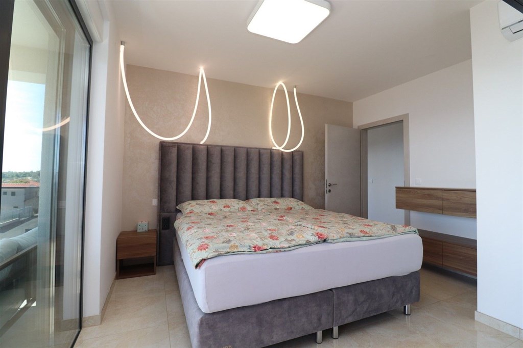 na-prodej-luxusni-apartman-se-2-loznicemi-s-vyhledem-na-more-a-v-blizkosti-plaze-zecevo-rogozicko-chorvatsko