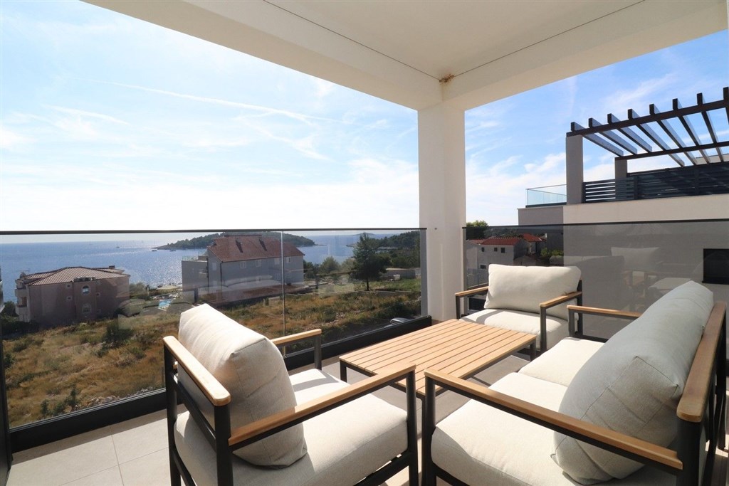 na-prodej-luxusni-apartman-se-2-loznicemi-s-vyhledem-na-more-a-v-blizkosti-plaze-zecevo-rogozicko-chorvatsko