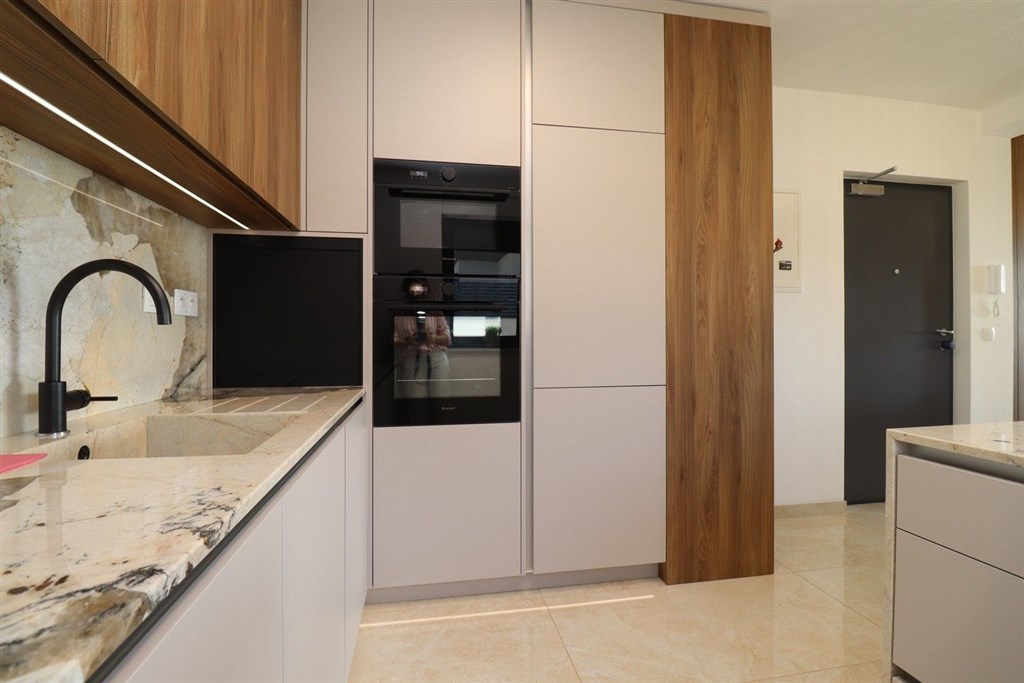 na-prodej-luxusni-apartman-se-2-loznicemi-s-vyhledem-na-more-a-v-blizkosti-plaze-zecevo-rogozicko-chorvatsko