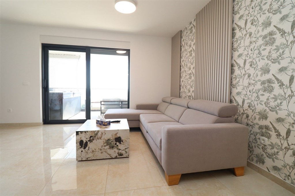 na-prodej-luxusni-apartman-se-2-loznicemi-s-vyhledem-na-more-a-v-blizkosti-plaze-zecevo-rogozicko-chorvatsko