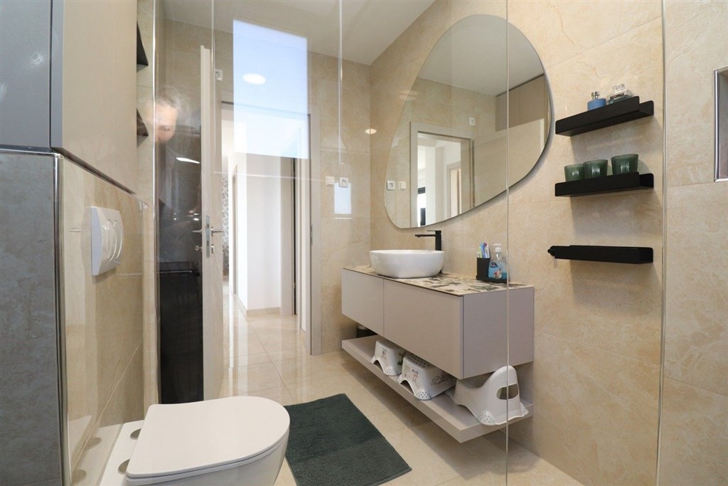 na-prodej-luxusni-apartman-se-2-loznicemi-s-vyhledem-na-more-a-v-blizkosti-plaze-zecevo-rogozicko-chorvatsko