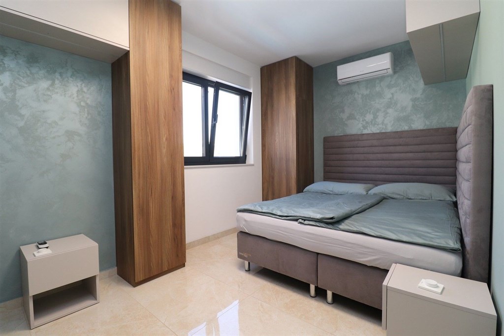 na-prodej-luxusni-apartman-se-2-loznicemi-s-vyhledem-na-more-a-v-blizkosti-plaze-zecevo-rogozicko-chorvatsko