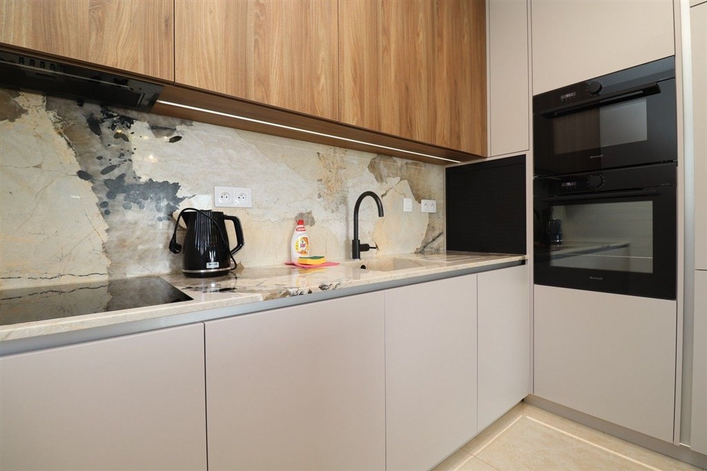 na-prodej-luxusni-apartman-se-2-loznicemi-s-vyhledem-na-more-a-v-blizkosti-plaze-zecevo-rogozicko-chorvatsko