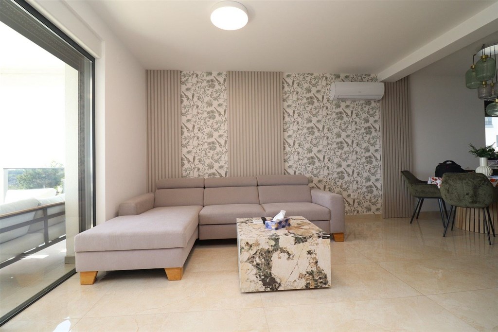 na-prodej-luxusni-apartman-se-2-loznicemi-s-vyhledem-na-more-a-v-blizkosti-plaze-zecevo-rogozicko-chorvatsko