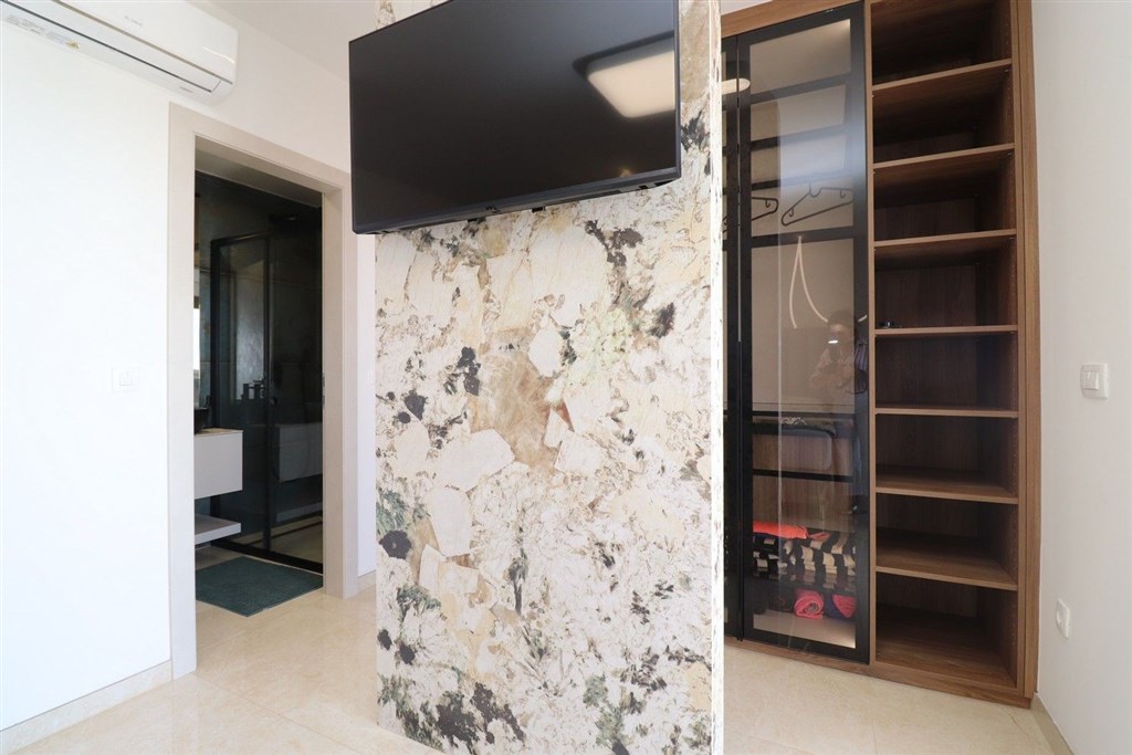 na-prodej-luxusni-apartman-se-2-loznicemi-s-vyhledem-na-more-a-v-blizkosti-plaze-zecevo-rogozicko-chorvatsko