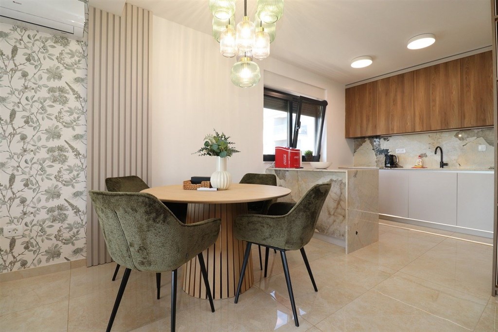 na-prodej-luxusni-apartman-se-2-loznicemi-s-vyhledem-na-more-a-v-blizkosti-plaze-zecevo-rogozicko-chorvatsko