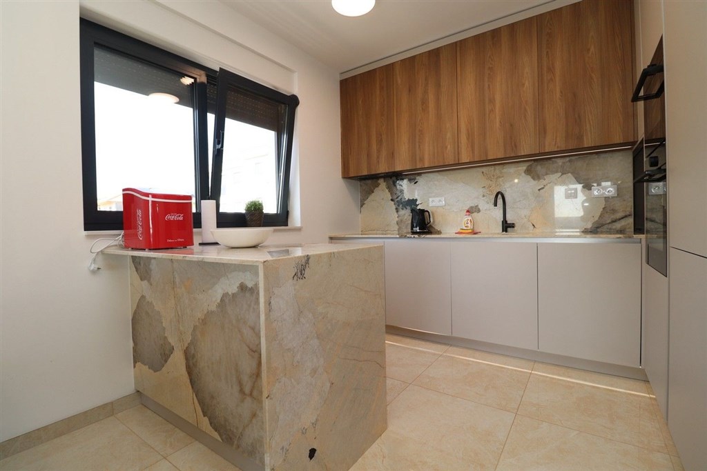 na-prodej-luxusni-apartman-se-2-loznicemi-s-vyhledem-na-more-a-v-blizkosti-plaze-zecevo-rogozicko-chorvatsko