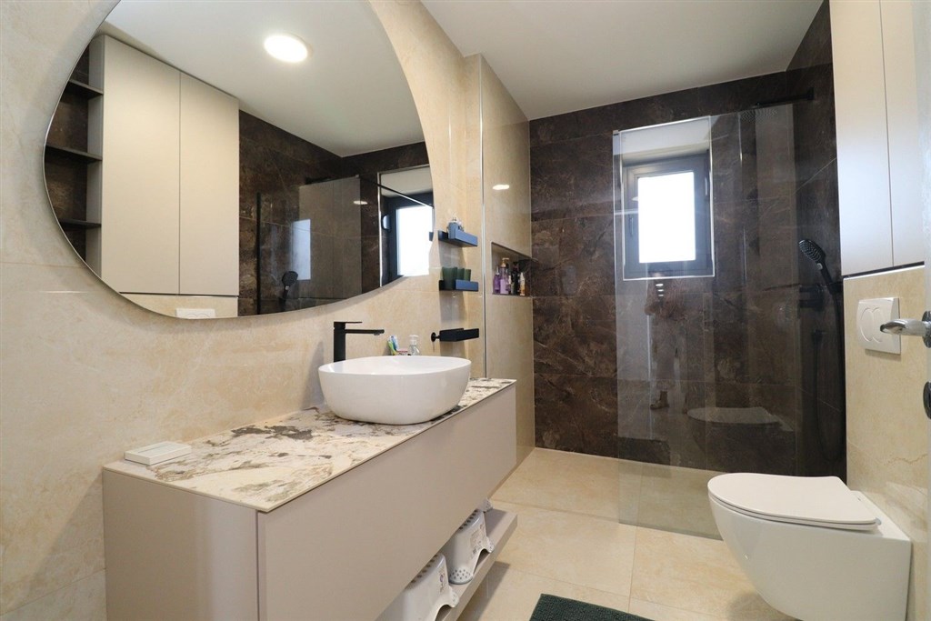 na-prodej-luxusni-apartman-se-2-loznicemi-s-vyhledem-na-more-a-v-blizkosti-plaze-zecevo-rogozicko-chorvatsko