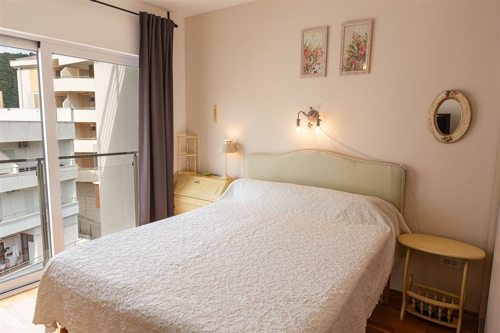 na-prodej-penthouse-s-vyhledem-na-more-a-stresni-terasou-becici-cerna-hora