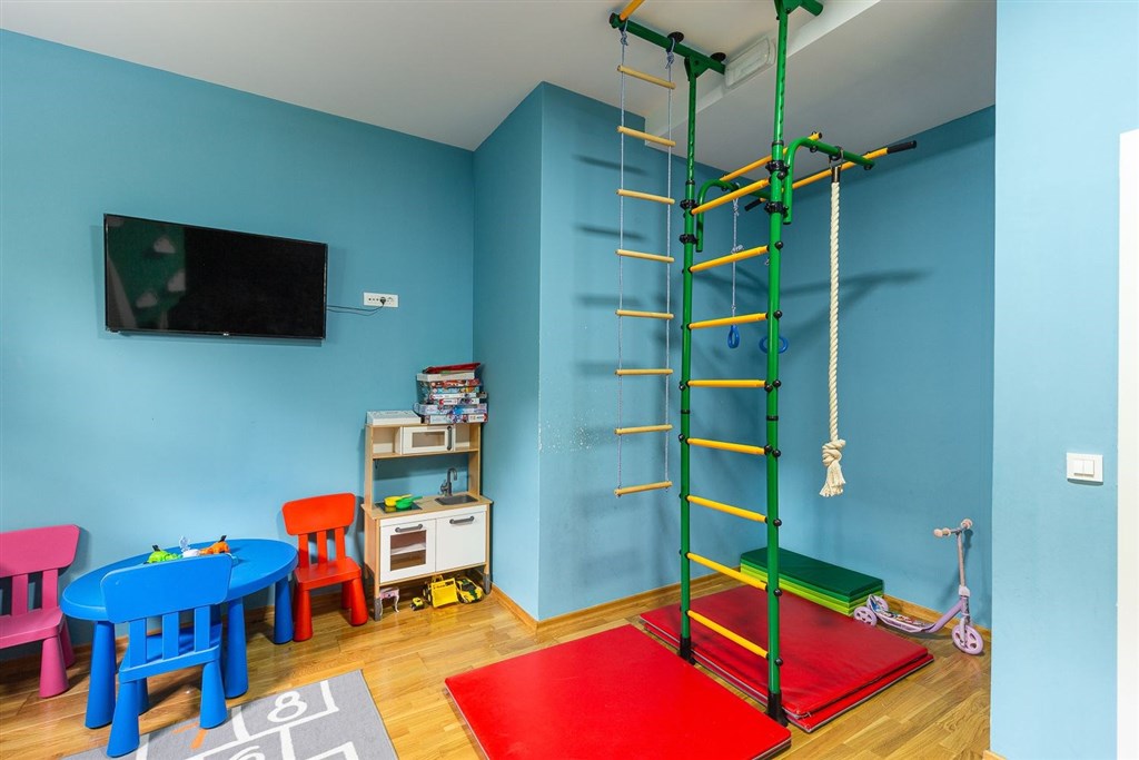 na-prodej-penthouse-s-vyhledem-na-more-a-stresni-terasou-becici-cerna-hora