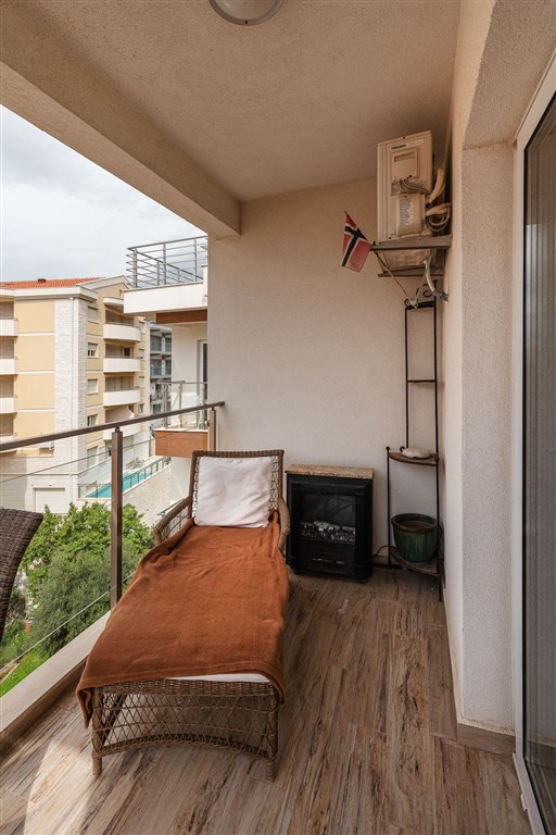 na-prodej-penthouse-s-vyhledem-na-more-a-stresni-terasou-becici-cerna-hora