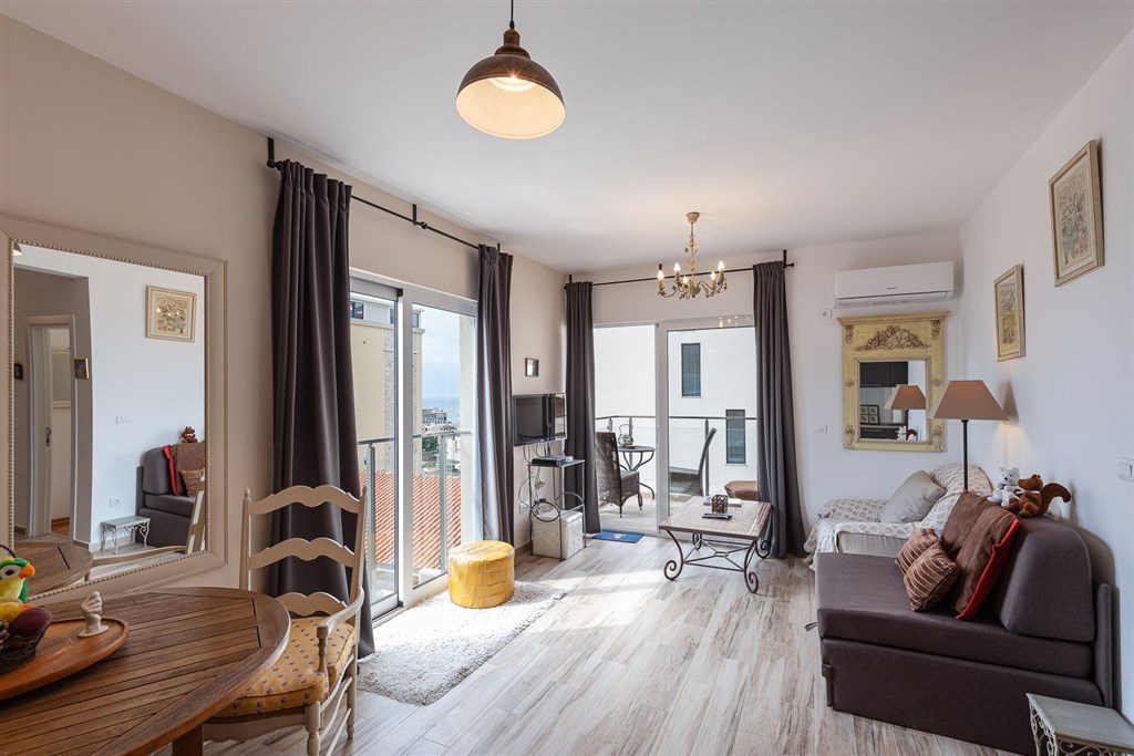 na-prodej-penthouse-s-vyhledem-na-more-a-stresni-terasou-becici-cerna-hora