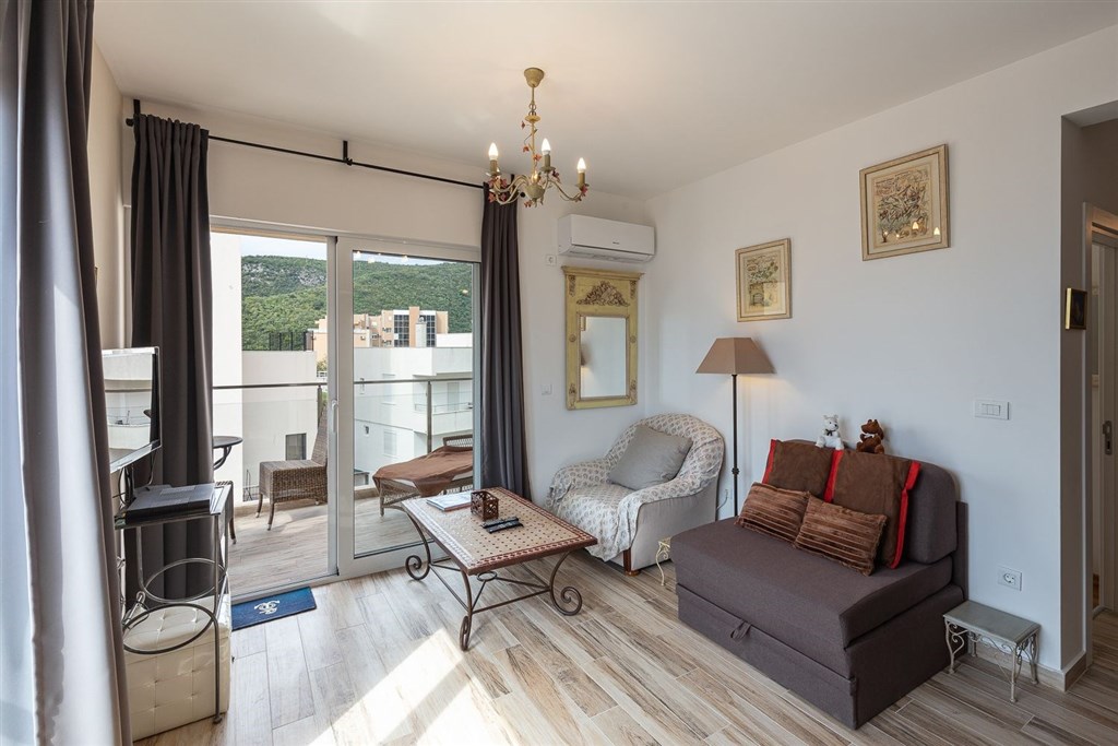 na-prodej-penthouse-s-vyhledem-na-more-a-stresni-terasou-becici-cerna-hora