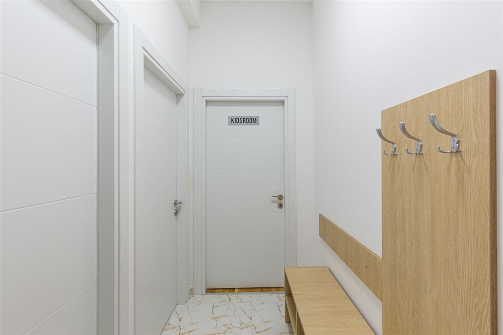 na-prodej-penthouse-s-vyhledem-na-more-a-stresni-terasou-becici-cerna-hora