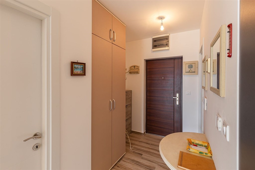 na-prodej-penthouse-s-vyhledem-na-more-a-stresni-terasou-becici-cerna-hora