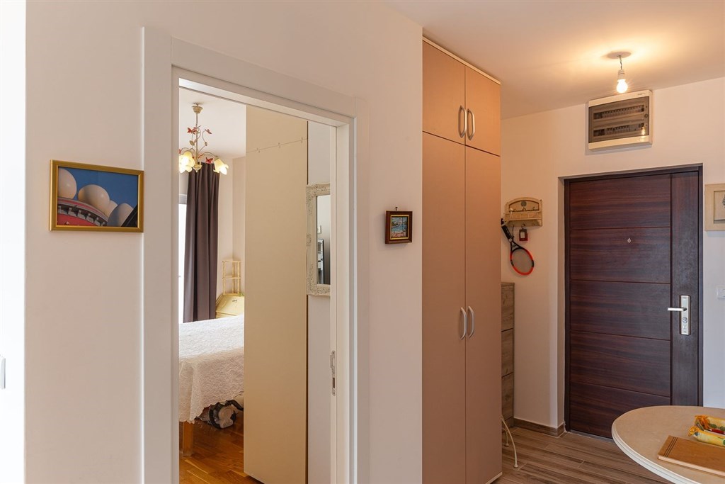 na-prodej-penthouse-s-vyhledem-na-more-a-stresni-terasou-becici-cerna-hora