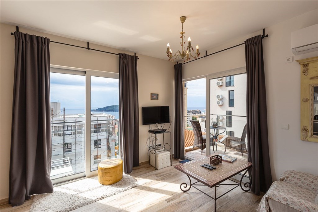 na-prodej-penthouse-s-vyhledem-na-more-a-stresni-terasou-becici-cerna-hora