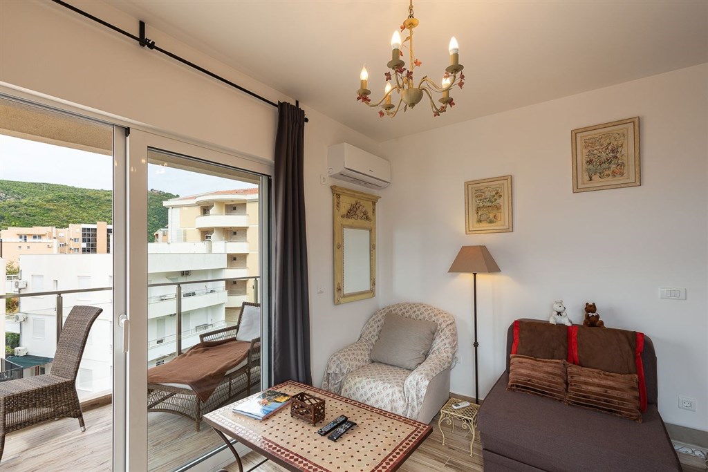 na-prodej-penthouse-s-vyhledem-na-more-a-stresni-terasou-becici-cerna-hora