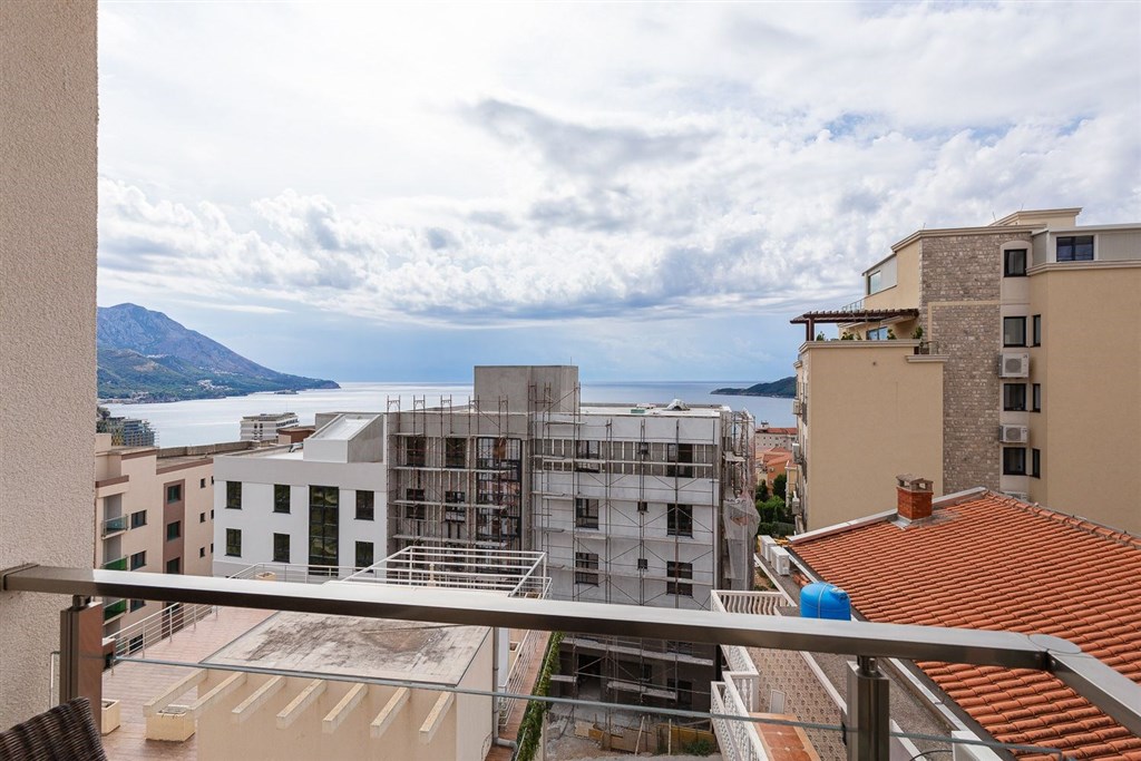 na-prodej-penthouse-s-vyhledem-na-more-a-stresni-terasou-becici-cerna-hora