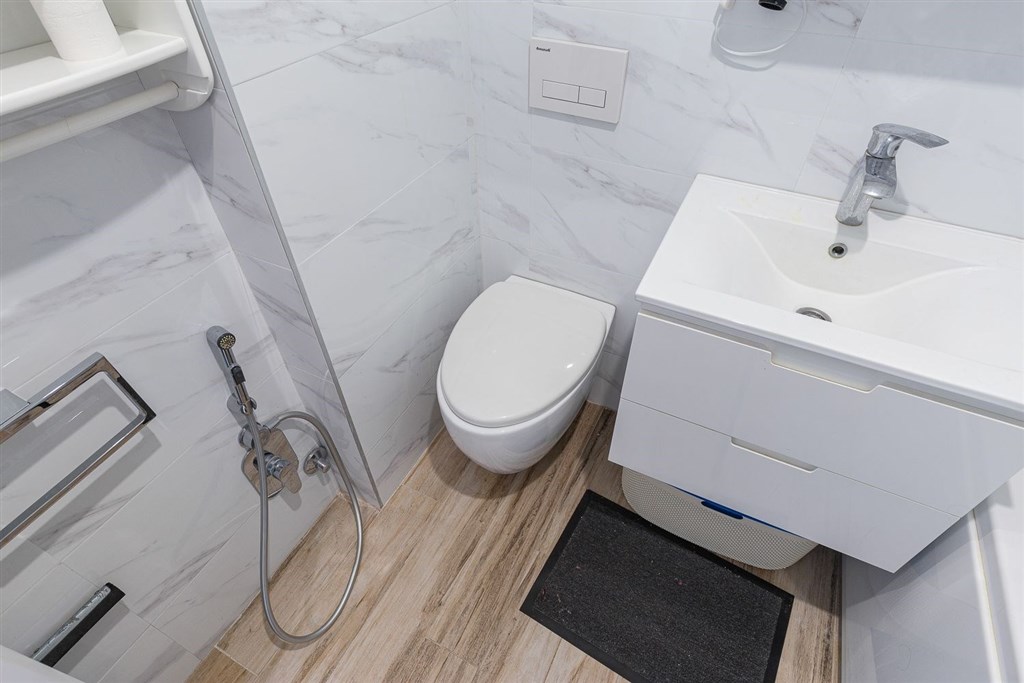 na-prodej-penthouse-s-vyhledem-na-more-a-stresni-terasou-becici-cerna-hora