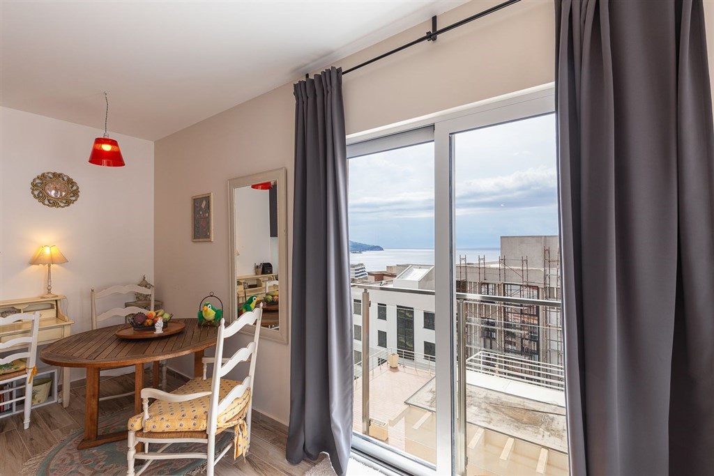 na-prodej-penthouse-s-vyhledem-na-more-a-stresni-terasou-becici-cerna-hora