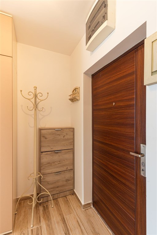 na-prodej-penthouse-s-vyhledem-na-more-a-stresni-terasou-becici-cerna-hora