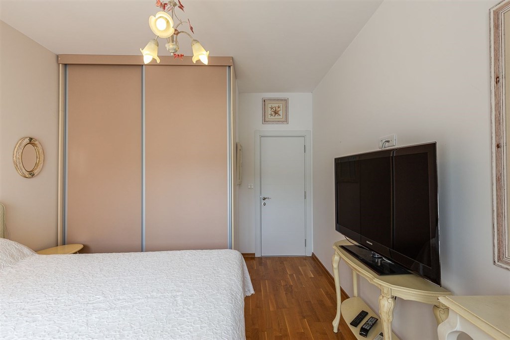 na-prodej-penthouse-s-vyhledem-na-more-a-stresni-terasou-becici-cerna-hora