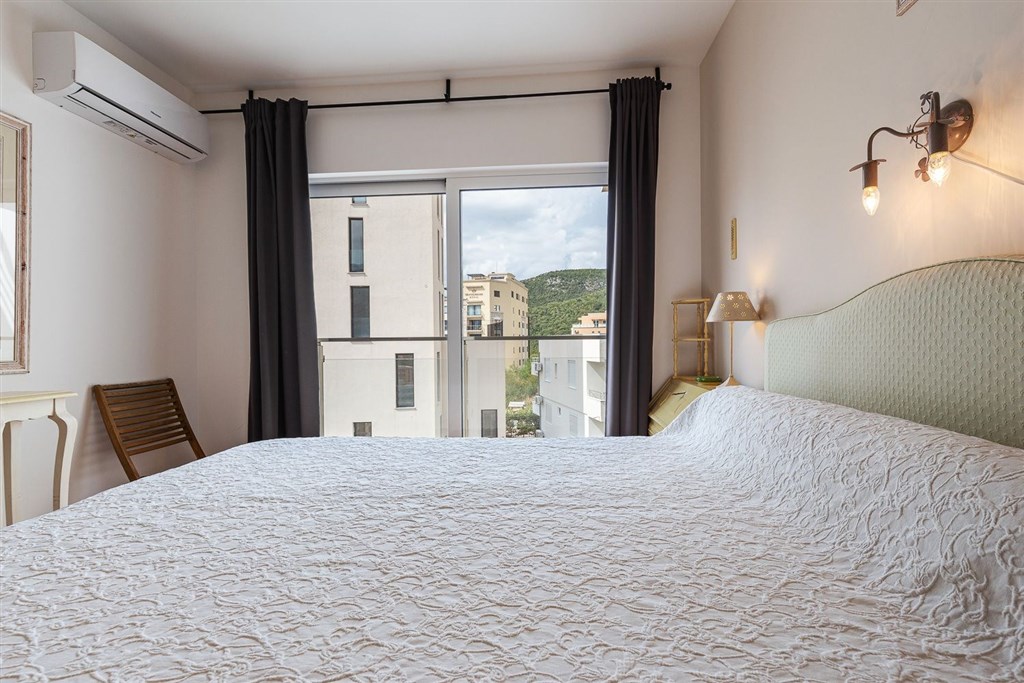 na-prodej-penthouse-s-vyhledem-na-more-a-stresni-terasou-becici-cerna-hora