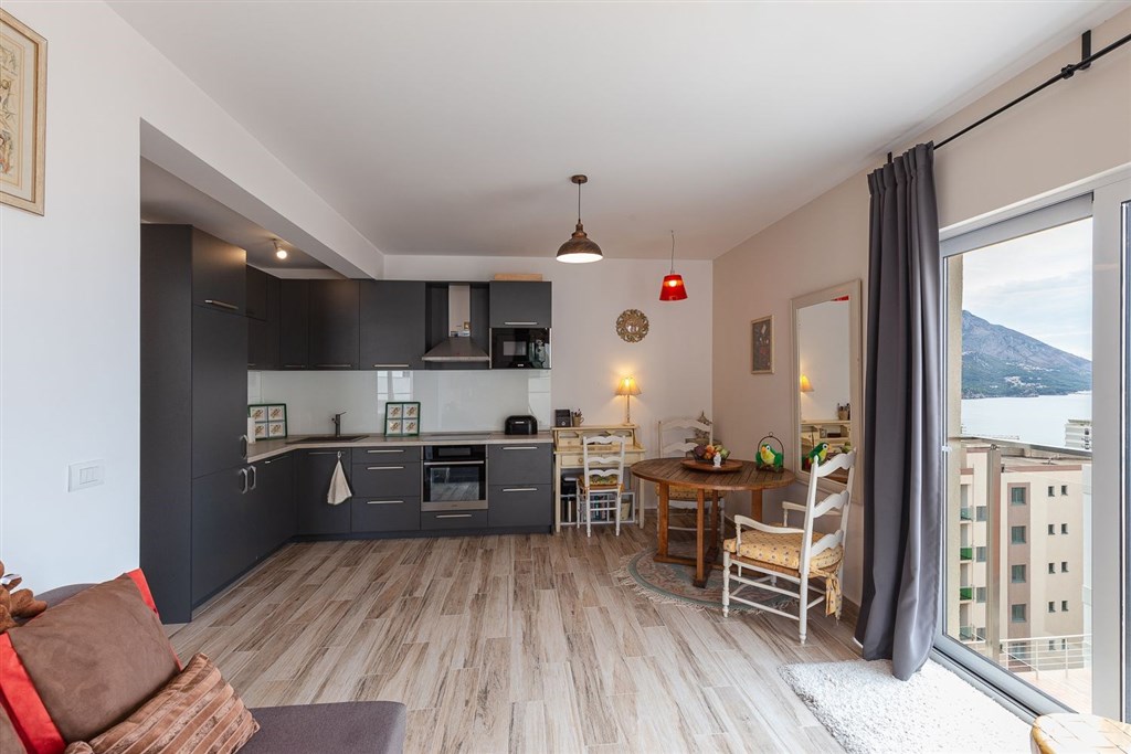 na-prodej-penthouse-s-vyhledem-na-more-a-stresni-terasou-becici-cerna-hora