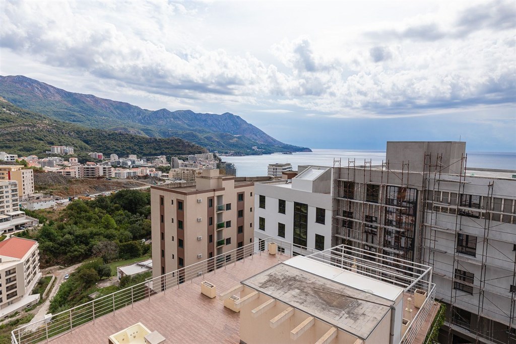 na-prodej-penthouse-s-vyhledem-na-more-a-stresni-terasou-becici-cerna-hora