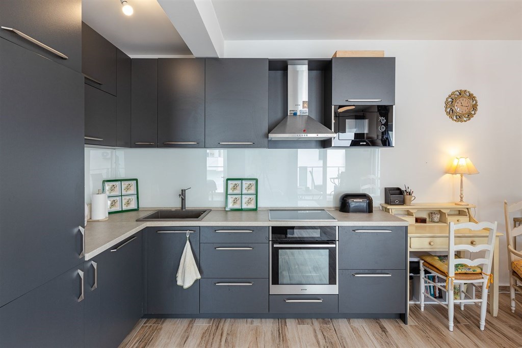 na-prodej-penthouse-s-vyhledem-na-more-a-stresni-terasou-becici-cerna-hora