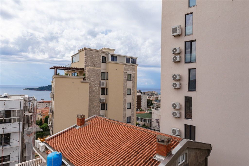 na-prodej-penthouse-s-vyhledem-na-more-a-stresni-terasou-becici-cerna-hora