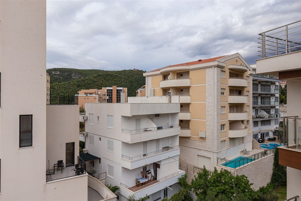 na-prodej-penthouse-s-vyhledem-na-more-a-stresni-terasou-becici-cerna-hora