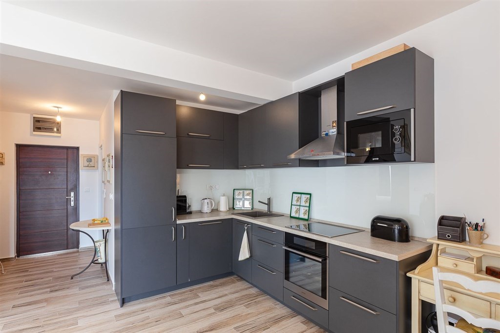 na-prodej-penthouse-s-vyhledem-na-more-a-stresni-terasou-becici-cerna-hora